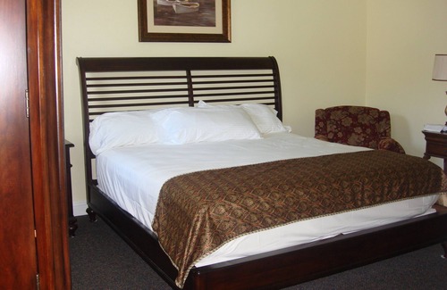 Northern Cambria Hotel | Eco-Friendly City Hotel Bar & Grill with Family Amenities