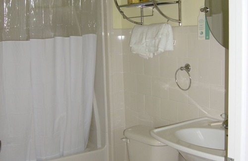 Northern Cambria Hotel | Eco-Friendly City Hotel Bar & Grill with Family Amenities