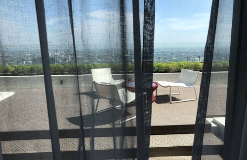 Sukhumvit Condo | Inviting Retreat: The City Never Sleeps with Ocean Views