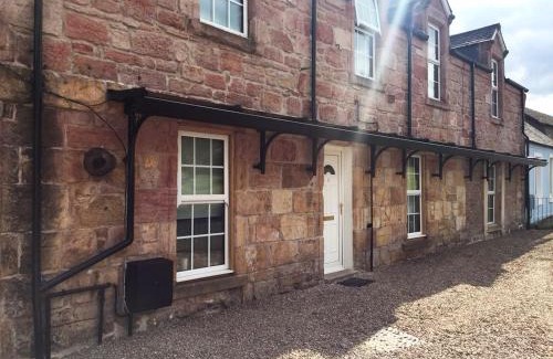 Tillicoultry Apartment | Cozy The Clacks Rustic Abode: Pet & Child Friendly Escape