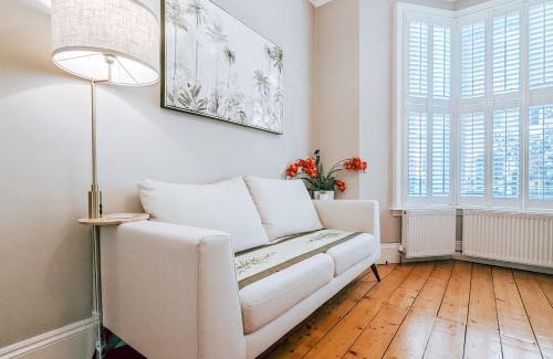 Clapham Apartment | Discover The Clapham Apartment with Private Patio Retreat
