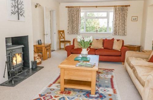 Witney House | Discover The Clealings: 5-Star Stay with Family & Pets