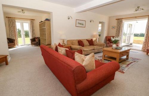 Witney House | Discover The Clealings: 5-Star Stay with Family & Pets