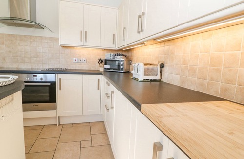 Witney Cottage | Cozy The Clealings: Pet-Friendly Retreat with Open Fire