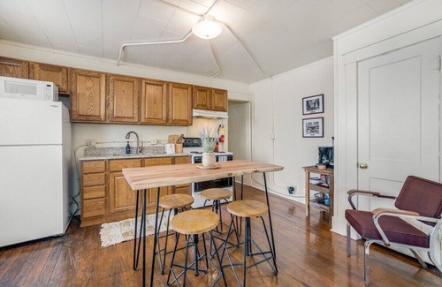 Fayetteville Apartment | Pet-Friendly The Clementine: Walk Everywhere, Guest Rated 9/10