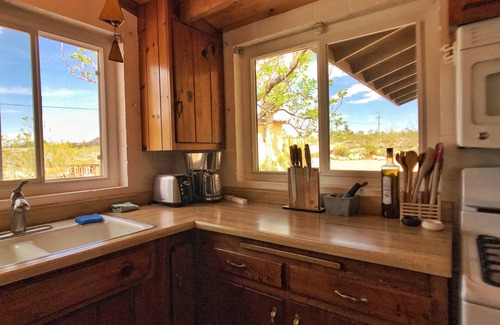 Monument Manor House | Discover The Clever Rabbit Joshua Tree – Pet-Friendly Retreat