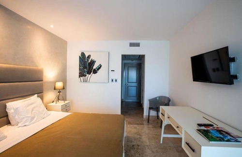 Maho Apartment | Beachfront Retreat with Private Pool and Pet-Friendly Options