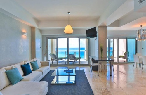 Maho Apartment | Beachfront Retreat with Private Pool and Pet-Friendly Options