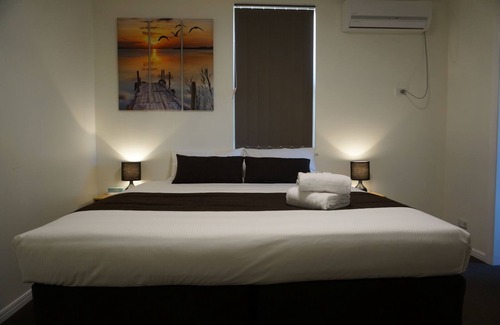 Kangaroo Point House | Cozy Cliff House: Family-Friendly Retreat with Breakfast