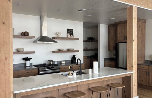 Hatch House | Unforgettable Stay at The Cliffs: Hot Tub & Breathtaking Views