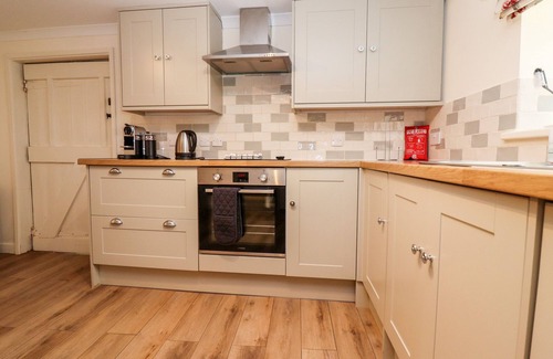South Cerney Cottage | Discover The Clock Tower: Family-Friendly with Breakfast