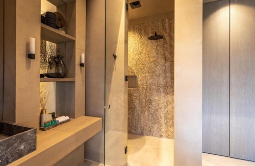 Weesp Hotel | Experience The Clock Tower: 5-Star Rated Getaway