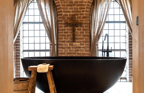 Weesp Hotel | Experience The Clock Tower: 5-Star Rated Getaway