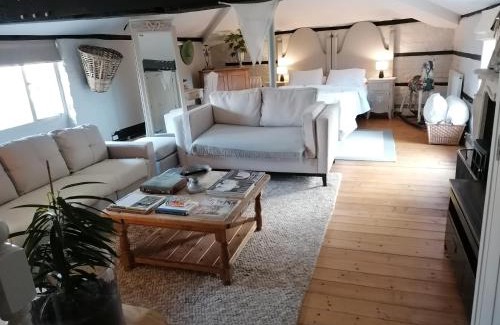 Old Windsor Apartment | Experience The Clockhouse: Oceanfront Retreat with Pets Welcome