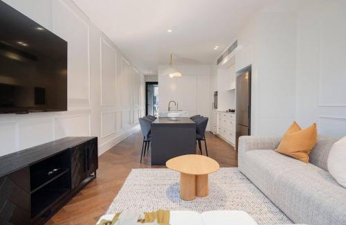 Cooks Hill House | Modern Designer Pad at The Cloudscape - Family-Friendly Stay