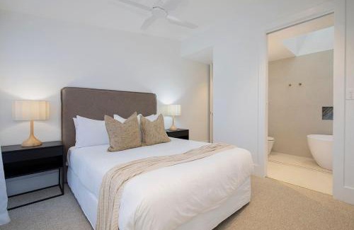 Cooks Hill House | Modern Designer Pad at The Cloudscape - Family-Friendly Stay