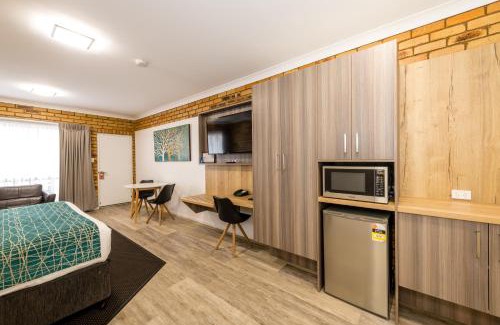 Chinchilla Hotel | Discover The Club Motor Inn Chinchilla: Rated 9/10 with Dining