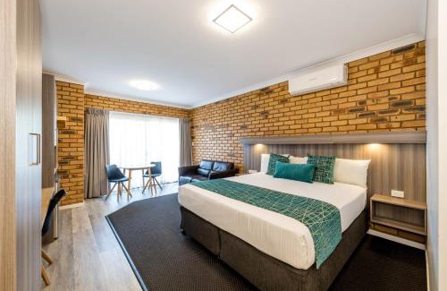 Chinchilla Hotel | Discover The Club Motor Inn Chinchilla: Rated 9/10 with Dining