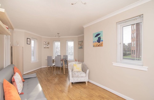 North West Apartment | Exceptional Rockvilla Flat: West End City Centre Retreat