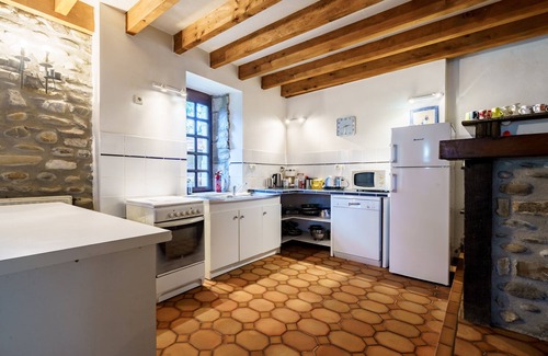 Osserain-Rivareyte House | Discover The Coach House with Shared Pool and Great Amenities