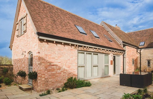 Priors Marston Cottage | Pet-Friendly Getaway: The Coach House at Holy Well for 6