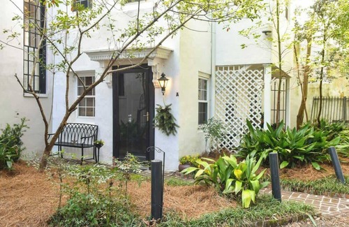 South of Broad Cottage | Historic Coach House 1755: Oceanfront Pool & Spa Retreat