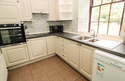 Duns Cottage | Inviting Stay at The Coach House: Breakfast & Kitchen Included