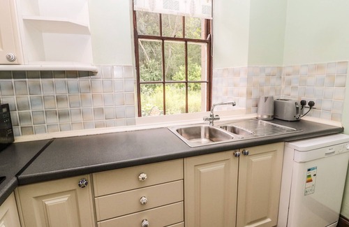 Duns Cottage | Inviting Stay at The Coach House: Breakfast & Kitchen Included