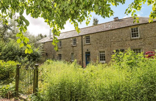 Duns Cottage | Inviting Stay at The Coach House: Breakfast & Kitchen Included