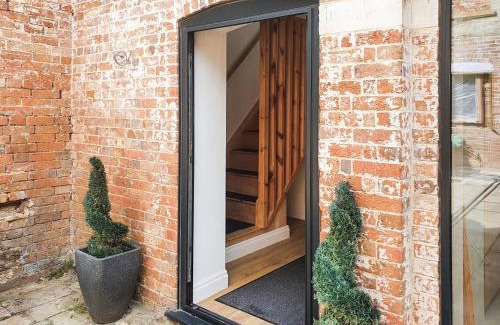 New Forest District House | Delightful Stay at The Coach House with Hot Tub Access