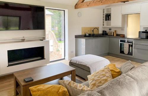 New Forest District House | Delightful Stay at The Coach House with Hot Tub Access