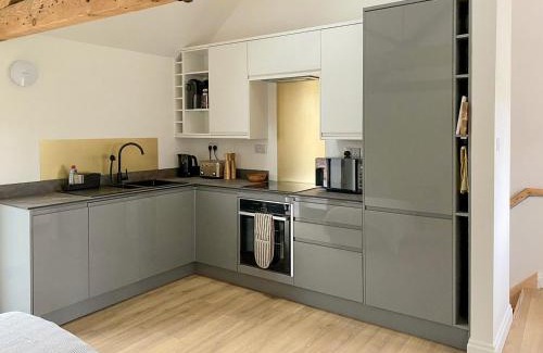 New Forest District House | Delightful Stay at The Coach House with Hot Tub Access