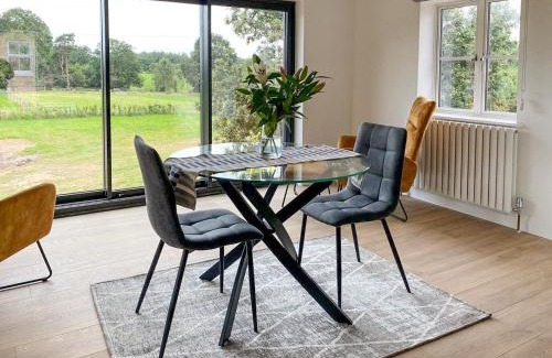 New Forest District House | Delightful Stay at The Coach House with Hot Tub Access