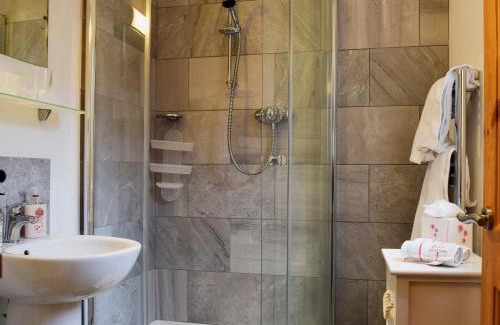 Malvern House | Experience Comfort at The Coach House - 4 Star Stay!