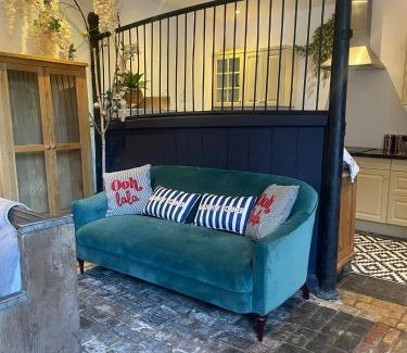 Sandgate House | Relax at The Coach House: Pet Friendly & Rated 9/10