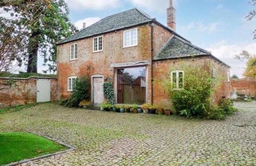 Leicester House | Exceptional Stay at The Coach House: Pet & Child Friendly
