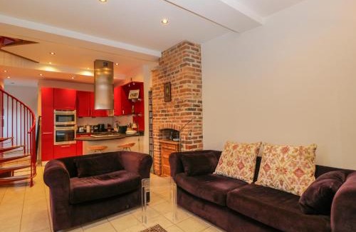 Tewkesbury House | Pet-Friendly Stay at The Coach House - 4 Star Comfort Awaiting