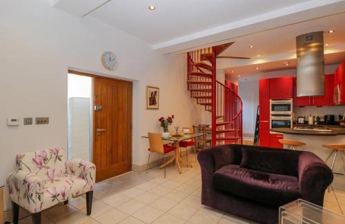 Tewkesbury House | Pet-Friendly Stay at The Coach House - 4 Star Comfort Awaiting
