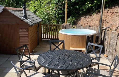 Kingsbridge Cottage | Relaxing Coach House @ Lower Coombe Royal with Hot Tub
