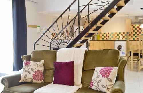 Aberaeron House | Discover The Coach House - Or4: Pet-Friendly Retreat Rated 9.8