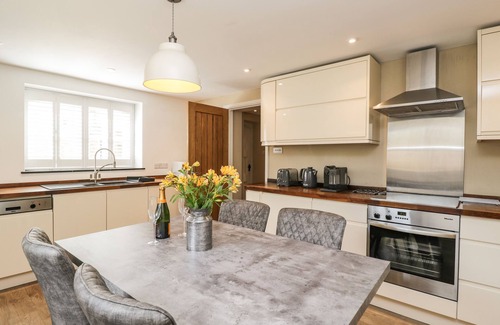 Westonbirt Cottage | Dog-Friendly Coach House with Hot Tub in Sherston