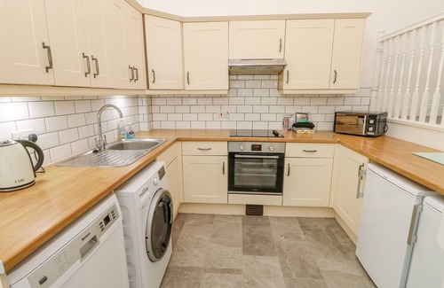 Godshill Cottage | Pet Friendly Coach House in Wroxall - Family-Friendly Stay