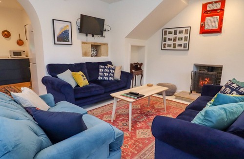 Brimpsfield Cottage | THE COACH HOUSE, pet friendly, with open fire in Brockworth