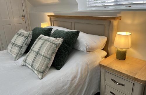 St Austell House | Relax at The Coach House with Ocean View & Hot Tub