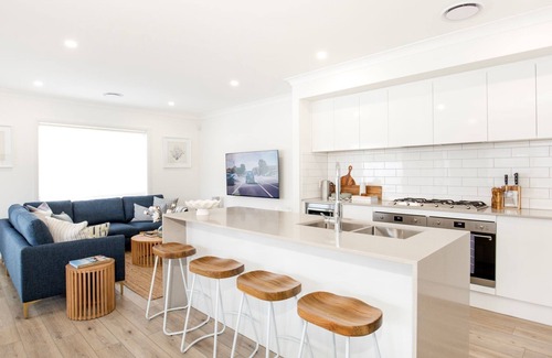 Callala Bay House | Coast Beach: Pet Friendly Retreat Steps from the Bay