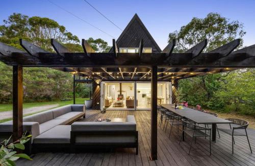 Balnarring Beach House | Relax at The Coast & Country Cottage with Private Pool