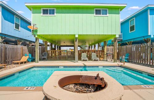 Port Aransas House | The Coast is Clear: Pet-Friendly Paradise with Pool Access