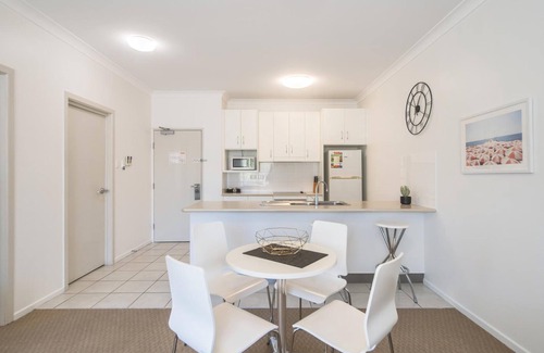 Taranganba Hotel | Relax at The Coast Motel: 4-Star Retreat with Pool & Breakfast