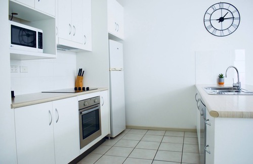 Taranganba Hotel | Relax at The Coast Motel: 4-Star Retreat with Pool & Breakfast