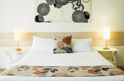 Taranganba Hotel | Relax at The Coast Motel: 4-Star Retreat with Pool & Breakfast